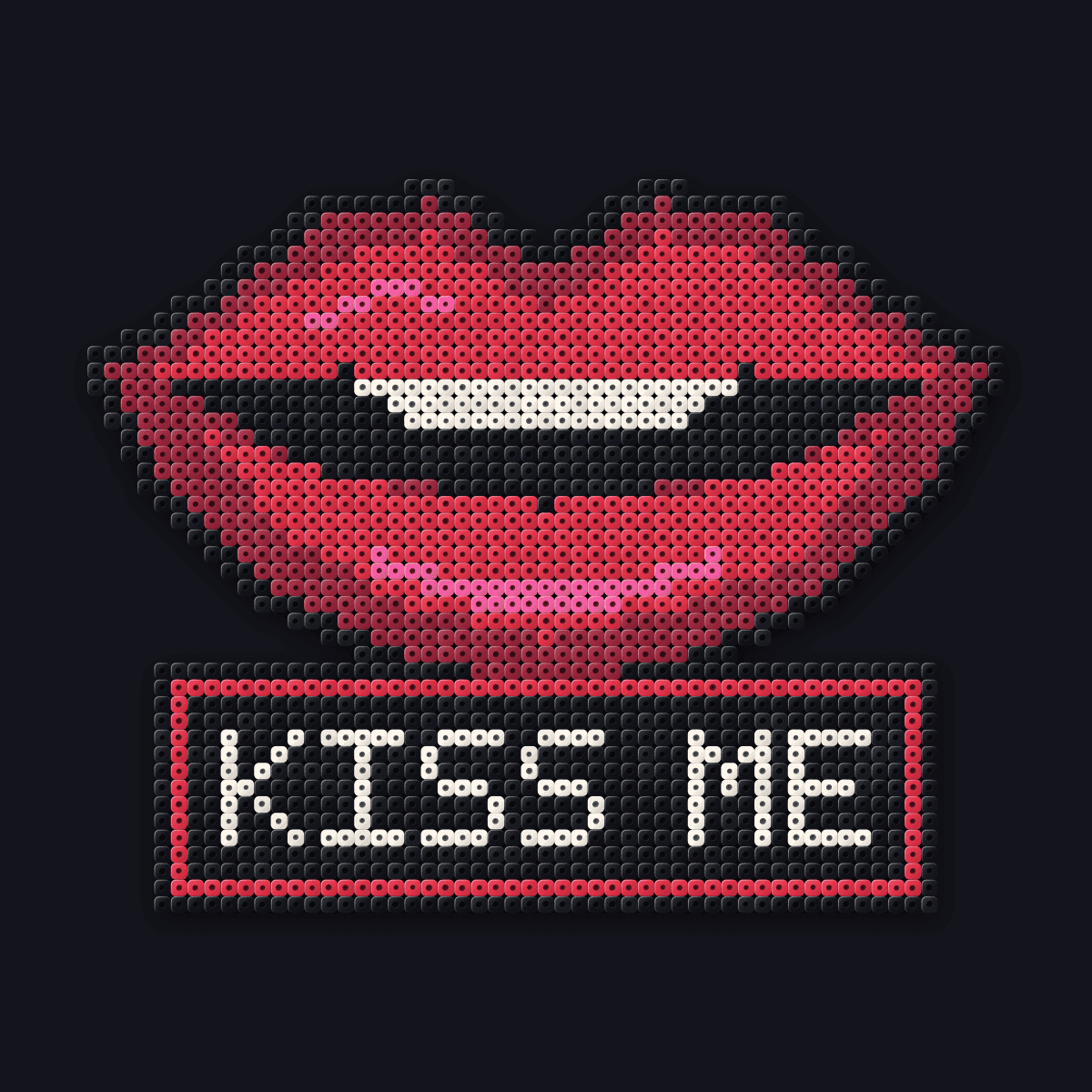 Kiss Me perler pendant: oversized red lips above a KISS ME caption